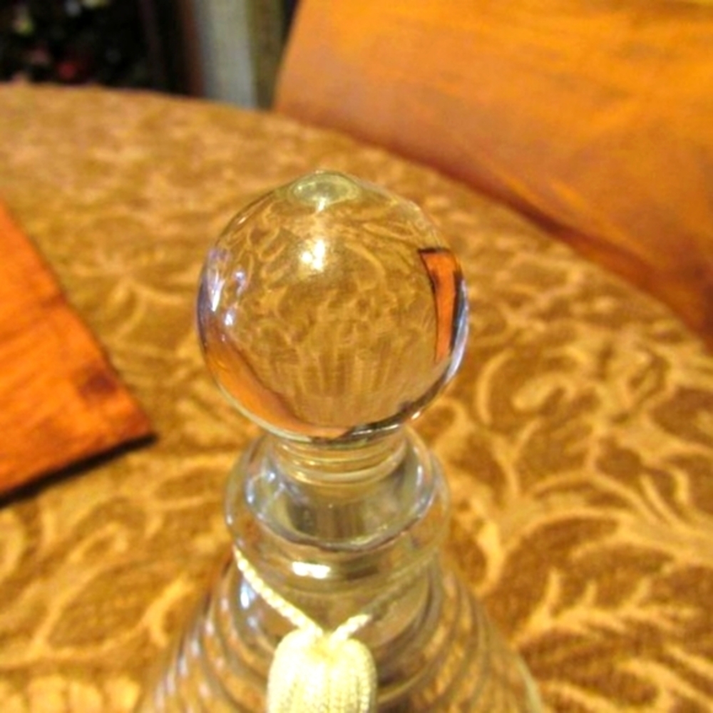 🔸🌷🔸Lovely Vtg Glass Pyramid Spiral Perfume Bottle & Cream Silk Tassel Accent - Picture 2 of 8